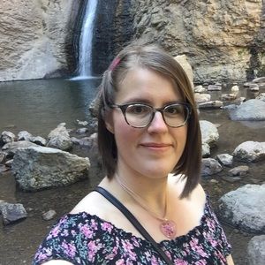 Meet your posher, Lorrie 🌺